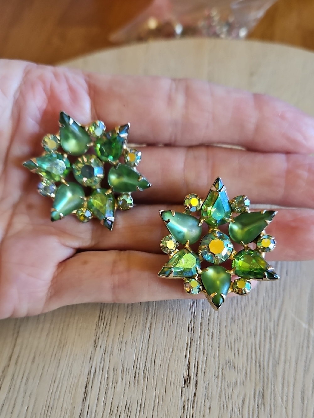 GARNE Vintage green Aurora Borealis starburst design clip on earrings - Picture 5 of 6